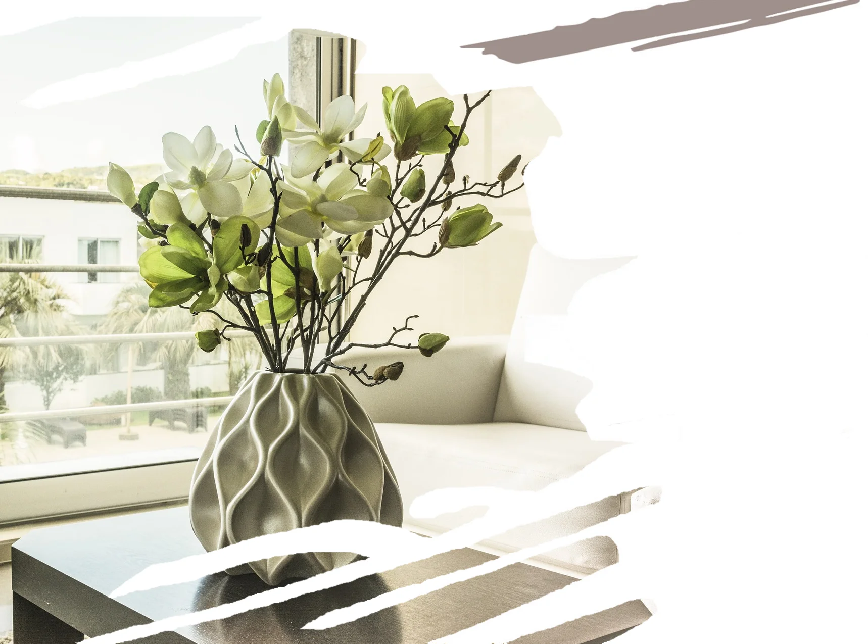 Bild Smart Home Tisch mit Blumen2 Start Banner